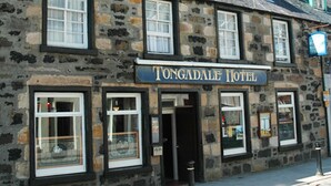A stone building with a sign reading "Tongdale Hotel". - Tongadale Hotel (Portree)