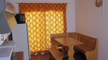 Standard House, 4 Bedrooms, Private Bathroom | In-room dining
