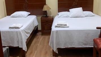 Quarto duplo conforto | 1 quarto, frigobar, escrivaninha, espaço de trabalho para notebook