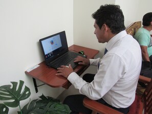 42-inch LCD TV with cable channels, TV - Alojamiento El Cardenal (Iquitos)