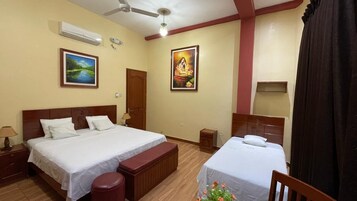 Junior Suite | Minibar, desk, laptop workspace, blackout drapes