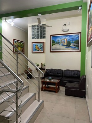 Televisor LCD de 42 polzades amb canals per cable i televisor 