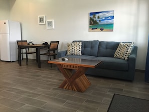 One-Bedroom Apartment | Zona de estar | Televisión LED de 30 pulgadas con canales por cable, una televisión