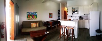 Two-Bedroom Apartment | Woonruimte | Een 30-inch ledtelevisie met kabelzenders en een televisie