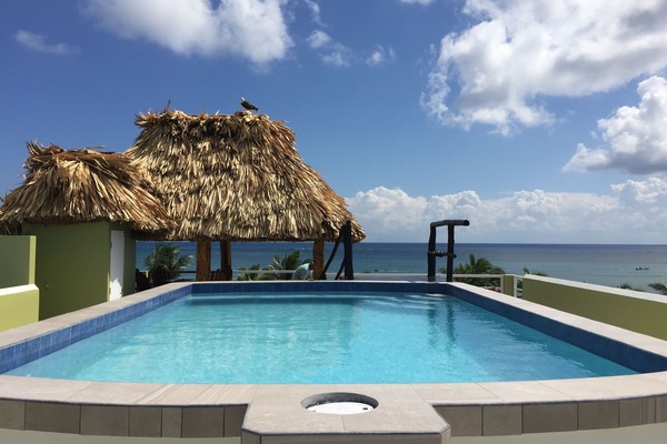 Una piscina al aire libre, tumbonas