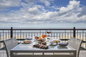 Down comforters, minibar, in-room safe, desk - Four Seasons Hotel Tunis (La Marsa)