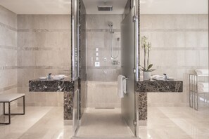 Een aparte badkuip en douche, een diep bad, gratis toiletartikelen