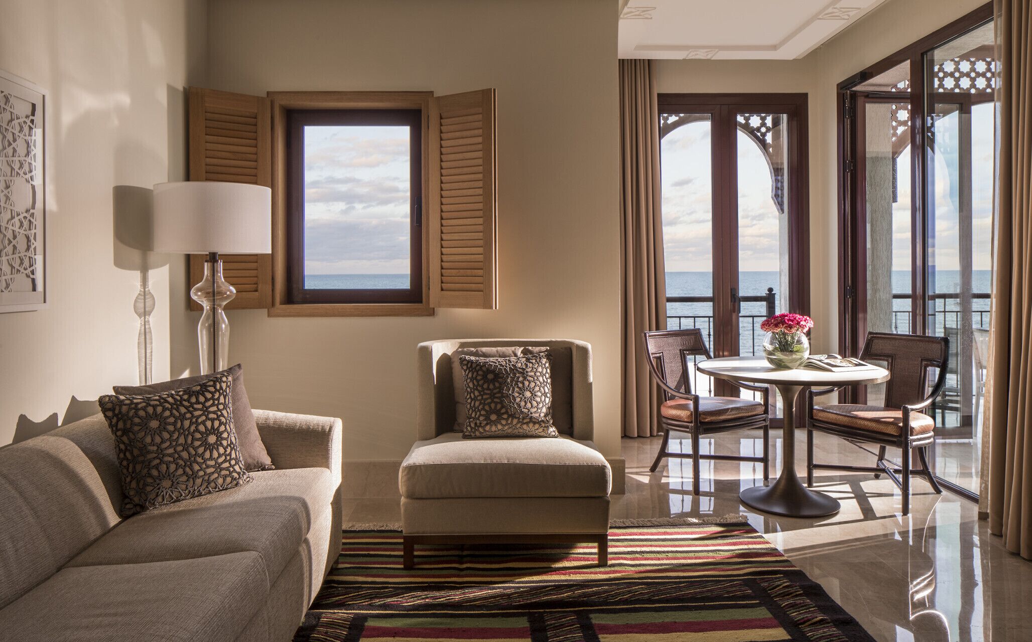 deluxe room, 1 king bed, sea view | down duvets, minibar, in-room safe, desk