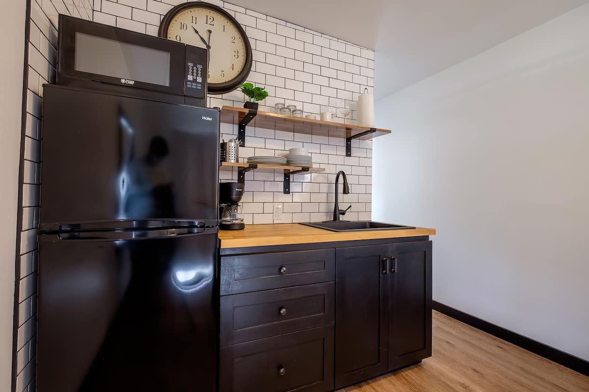 Großer Kühlschrank, Mikrowelle, Herdplatte