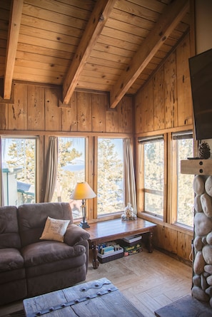 Smart TV, fireplace, DVD player, books - Lake Views! Perfect Mountain Summer Get-a-way No traffic, 8,000 ft. elevation (Stateline)
