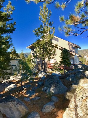 A house surrounded by large rocks and pine trees. - Lake Views! Perfect Mountain Summer Get-a-way No traffic, 8,000 ft. elevation (Stateline)