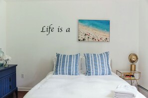 4 bedrooms, desk, iron/ironing board, WiFi - Heated Saltwater Pool • 4 Min to Woodstock • Private Deck & Fire Pit (Woodstock)