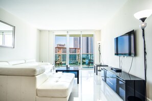 Fernseher, Tischfußball, Tischtennisplatte