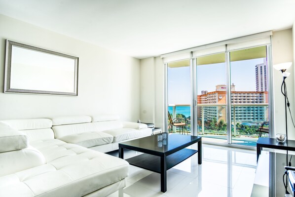 Fernseher, Tischfußball, Tischtennisplatte