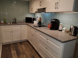 Réfrigérateur, micro-ondes, four, cafetière/bouilloire