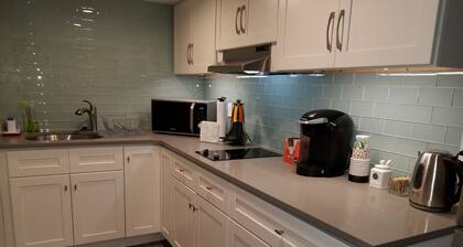 NEW Modern Apartment Near Boston & Harvard Square.