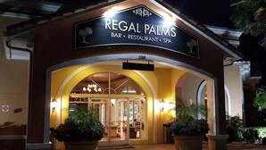 A building with a sign reading "Regal Palms Bar, Restaurant, Spa". - Elite end unit, sleeps 10, 5 min walk to pool, many extras. Close to Disney. (Davenport)