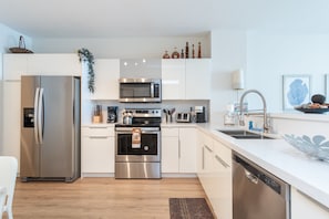 Kühlschrank, Mikrowelle, Ofen, Herdplatte