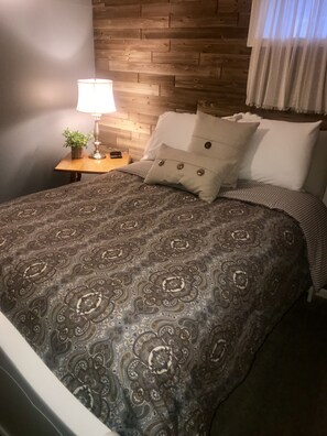 2 bedrooms, iron/ironing board, free WiFi, bed sheets - McDonald Inn 15 Min from Ohio University, 25 min to Hocking Hills, Hot Tub (Glouster)