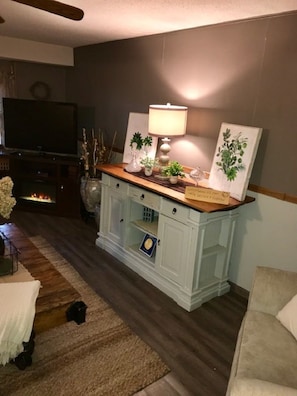 Tv, pejs, dvd-afspiller, bøger