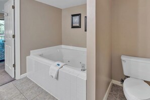 Douche, baignoire à jets, serviettes fournies