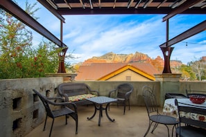 Outdoor dining - Walk a Block to Uptown, to the main shops, tours, restaurants. (Sedona)