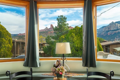 Gehen Sie einen Block nach Uptown (Our Downtown) zu den wichtigsten Geschäften, Touren, Restaurants. 