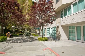 Property grounds - North Beach Condo - Walk to Ferry, Embarcadero St, Fisherman's Wharf, COIT (SF)