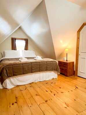 3 bedrooms, desk, iron/ironing board, travel cot