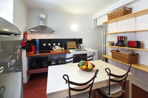 Frigorifero, microonde, forno, piano cottura
