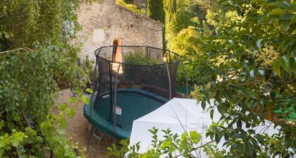Joyau d'un gßte pour 5 avec jardin au coeur de la rue magique Guilhem le Désert.