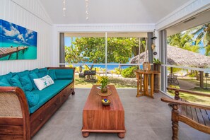 Smart TV, chimenea y biblioteca musical 