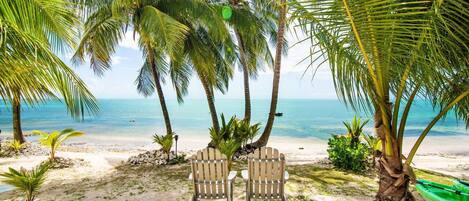 En la playa, camastros y toallas de playa