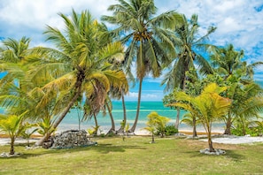 Sur la plage, chaise longue, serviettes de plage