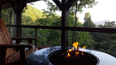 Casa de montaña de lujo con jacuzzi y vistas cerca de Asheville / Black Mountain / Lk. Señuelo