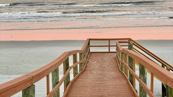 在海灘附近、沙灘巾