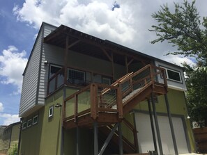 Exterior - Explore UT, Moody Center, downtown, restaurants, bars from relaxing upper flat  (Austin)