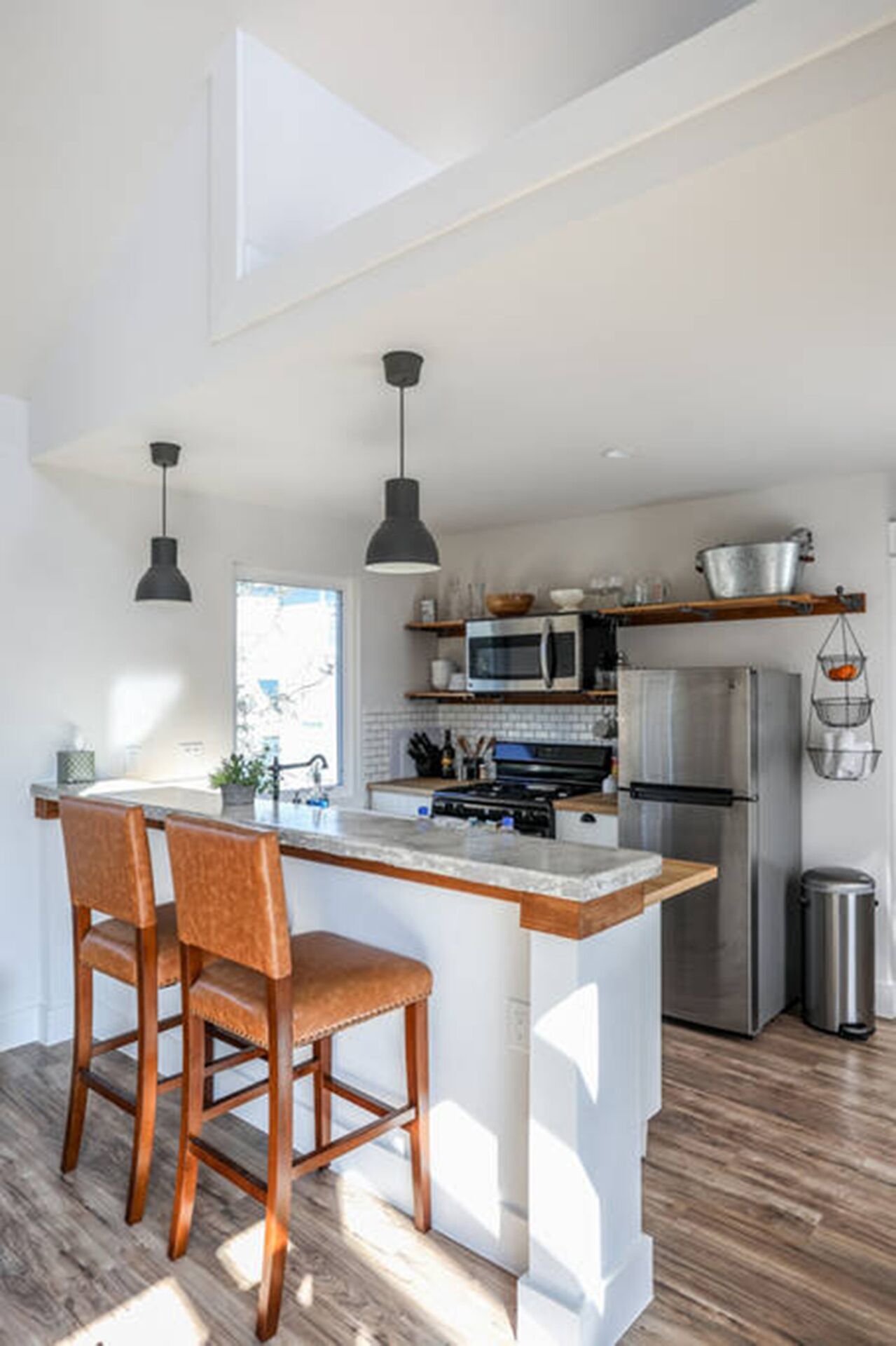 冷蔵庫、電子レンジ、オーブン、コンロ