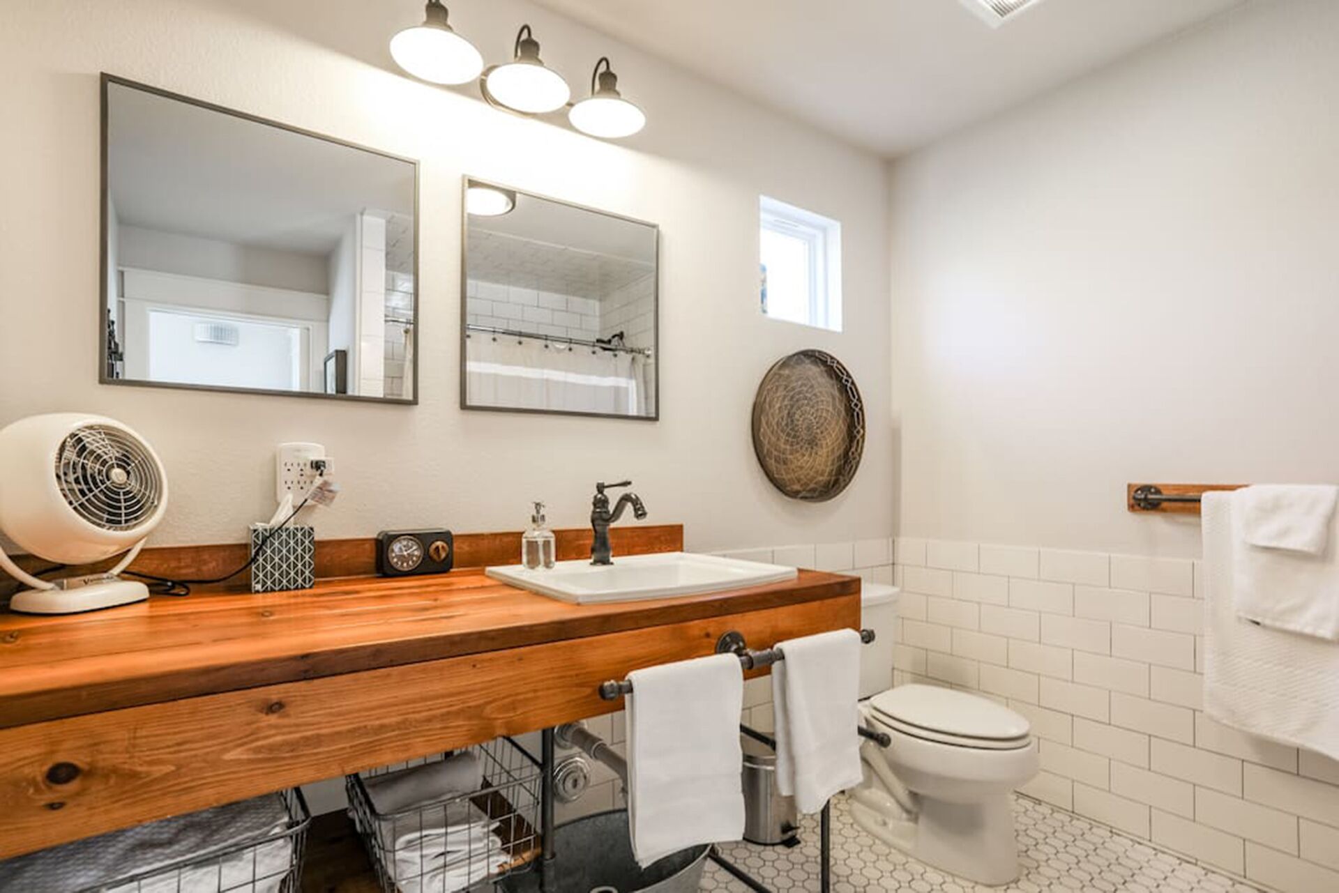 Combined shower/tub, hair dryer, towels, soap