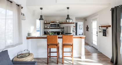 Explore UT, Moody Center, downtown, restaurants, bars from relaxing upper flat