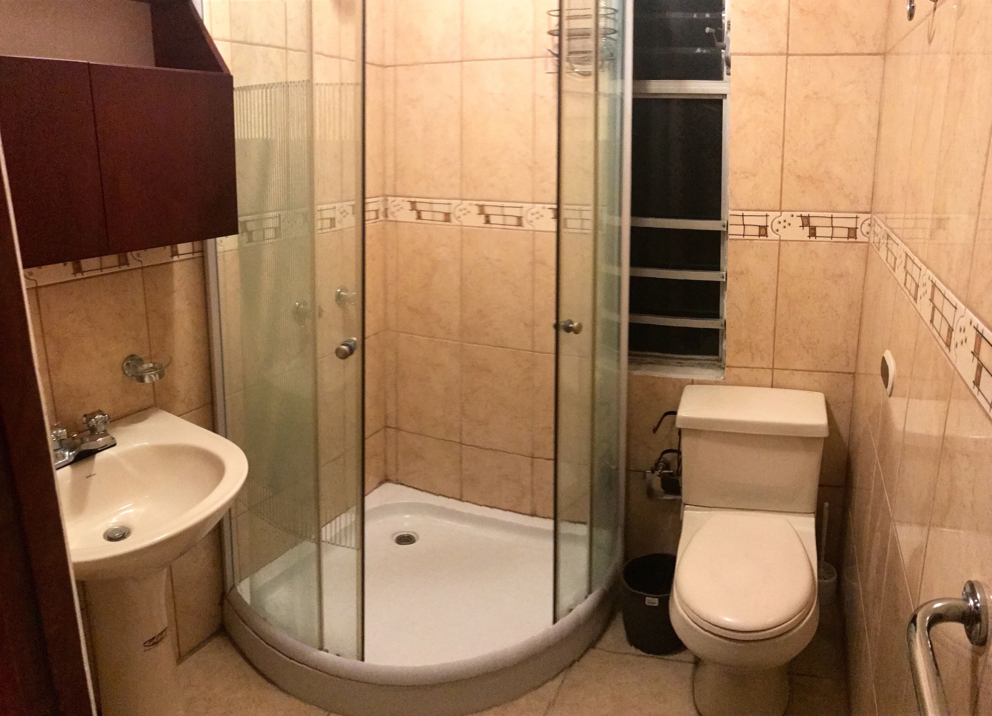 Douche, sèche-cheveux, serviettes fournies, savon