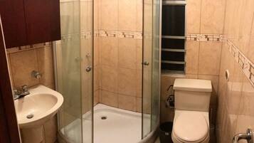 Douche, sèche-cheveux, serviettes fournies, savon