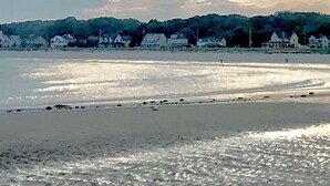 A beach with a row of houses along the shore, a calm sea, and a partly cloudy sky. - Booking now Winter Rental Sept 2026-May 2027. Please message for monthly prices (Kennebunkport)