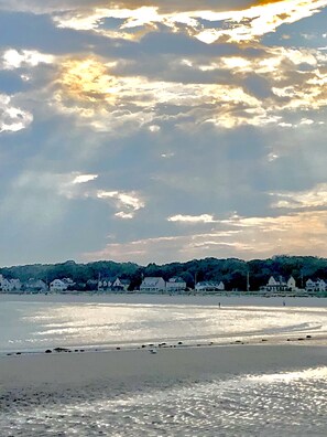 On the beach, sun loungers - Goose Rocks Beach! Booking now for Summer 2026 (Kennebunkport)