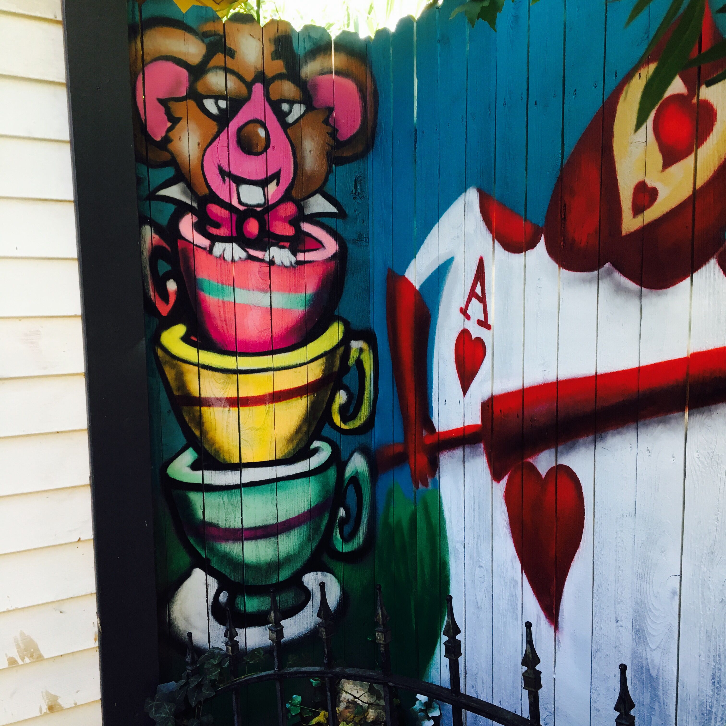 Un mural colorido con un oso y una carta de juego.