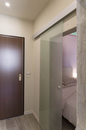 1 Schlafzimmer, schallisolierte Zimmer, Bügeleisen/Bügelbrett