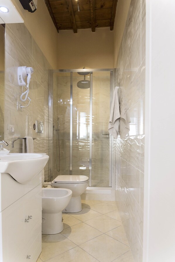 Shower, hair dryer, bidet, towels - Vasari Florence Apt B • 5-Minute Walk from SMN Station (Firenze)