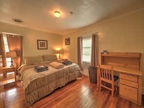 2 bedrooms, desk, iron/ironing board, travel cot