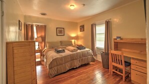 2 bedrooms, desk, iron/ironing board, travel cot