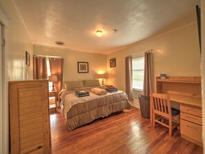 2 habitaciones, escritorio y tabla de planchar con plancha 